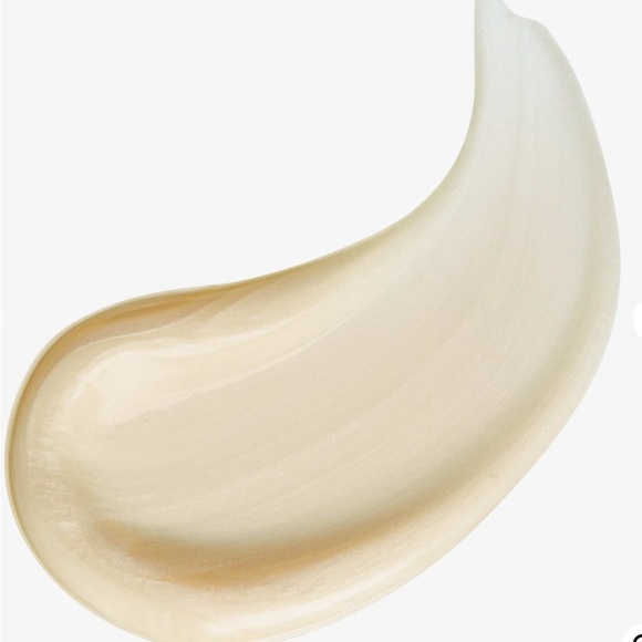 A triple-action flash radiance serum with an immediate skin-lifting effect. 30ml - Picture 3 of 3